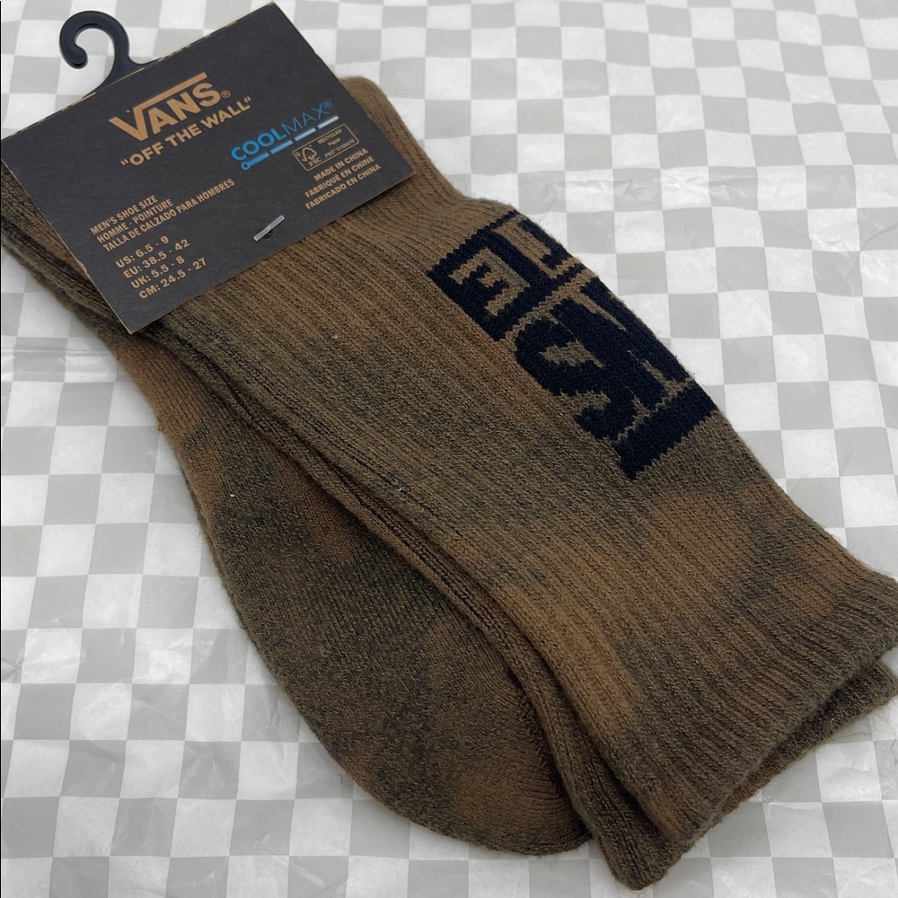 Vans CoolMax technology for comfort.
 "Off The Wall" Crew socks (1 pair)